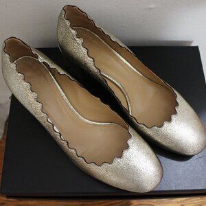 Chloe Lauren Scalloped pump in metallic gold